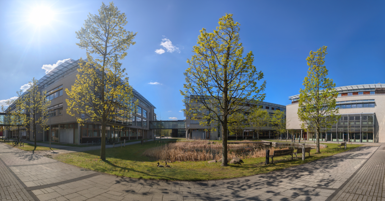 Das Bild zeigt die Häuser 41 und 42 im Innovationspark Wuhlheide. Das Bild wurde mit KI bearbeitet.