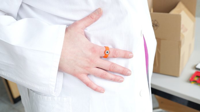 Tragebeispiel Photonenring Tragebeispiel Photonen-Ring am Ringfinger der rechten Hand. Trageort ist maßgeblich von der ausgeführten Tätigkeit und Links-/ bzw. Rechtshändigkeit des Trägers abhängig.