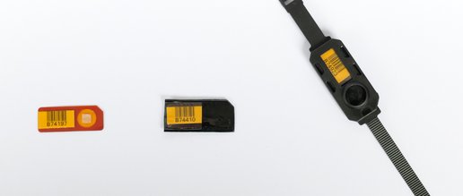 Bilderreihenfolge Chipstratedosimeter. Darstellung der Chipstrate Dosimeter in unverpacktem, verpackten und montiertem Zustand. Chipstratedosimeter sind nur etwa 2 mm dick, 1 cm breit und etwas mehr als 2 cm lang. 