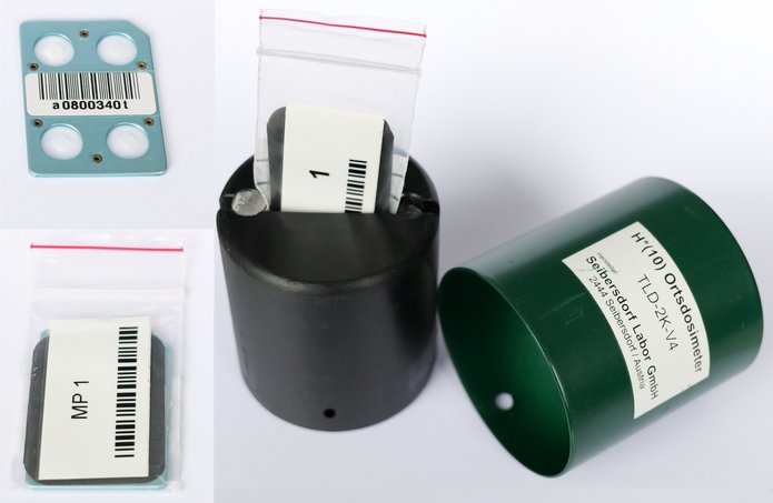 Umgebungsdosimeter Bestandteile - links Detektorkarte und Schutzhülle, rechts offenere Halter mit eingestecktem Detektor.
