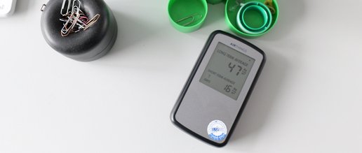 Radonmonitor auf Schreibtisch 