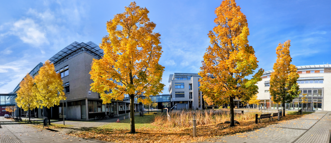 Das Bild zeigt die Häuser 41 und 42 im Innovationspark Wuhlheide. Das Bild wurde mit KI bearbeitet.