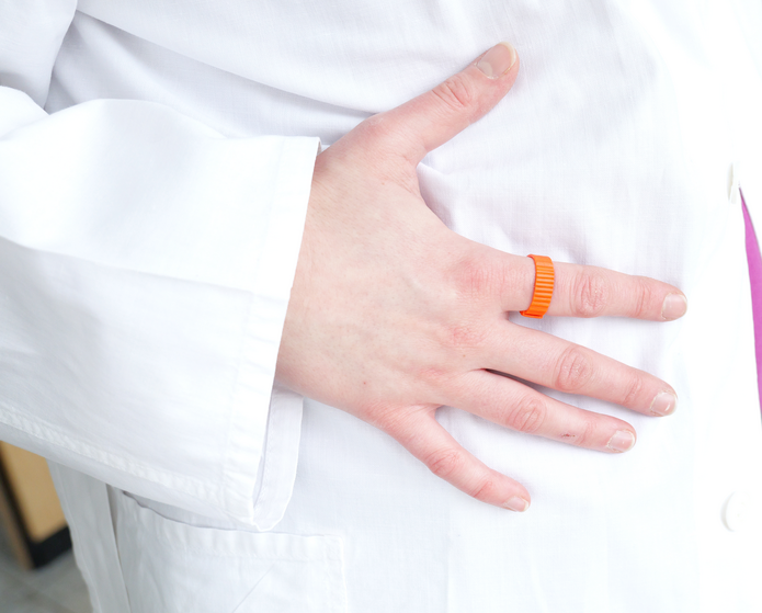 Tragebeispiel Photonenring am Ringfinger. Photonenringe werden mit größenverstellbaren Ringen am Finger getragen, Hand und Finger variieren sind dabei je nach Tätigkeit auszuwählen. Dabei werden sie grundsätzlich unter möglichen Handschuhen getragen. 