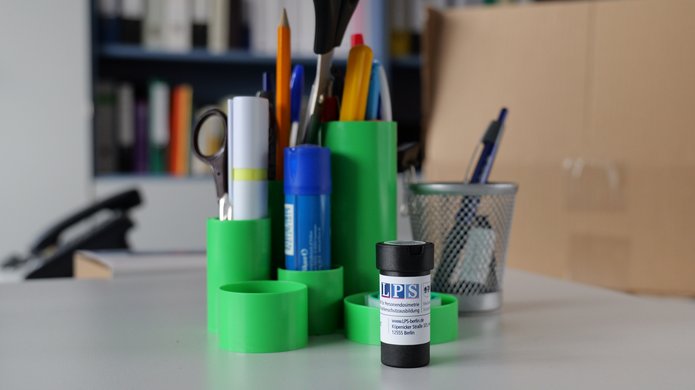 Auslegebeispiel RSKS RSKS Dosimeter auf einem Schreibtisch- als Sinnbild für die Aufstellung in Innenräumen.